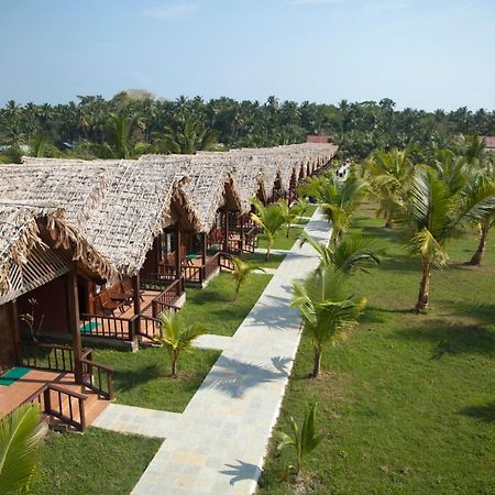 Symphony Palms Beach Resort And Spa Govind Nagar Exterior foto