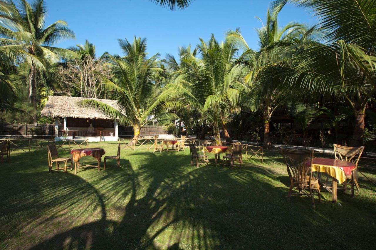 Symphony Palms Beach Resort And Spa Govind Nagar Exterior foto